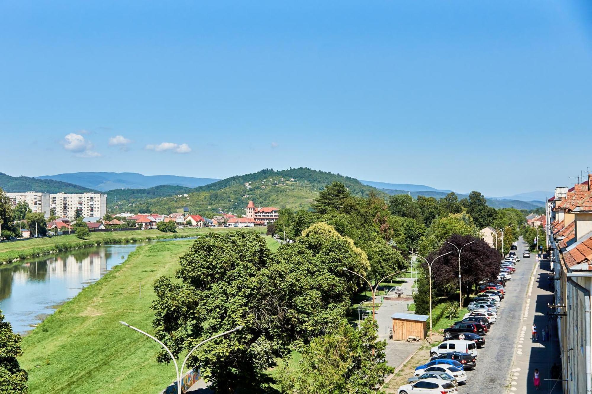 Wonderful Panoramic View Apartment Mukačevo Esterno foto